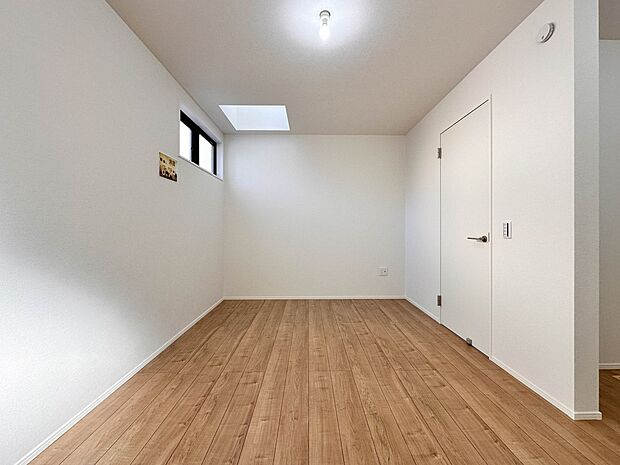 【リビング以外の居室】独立性を高めたお部屋。たっぷりの収納も配備しており、片付いた空間を現実出来そう。陽光も降り注ぐ明るく開放的な空間が魅力的。