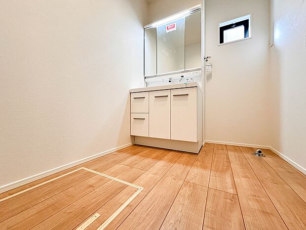 【脱衣所】洗面所は小さなプライベートスペース。歯磨き、洗顔と毎日施す個人空間。