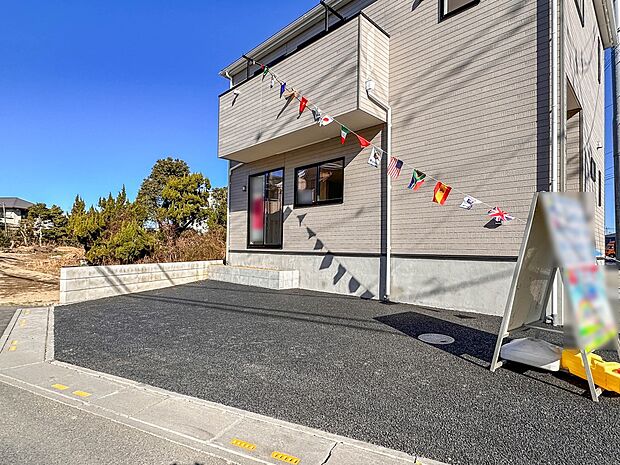 【玄関】家の顔となる玄関は、高いデザイン性が求められます。高級感と断熱性、防犯性に優れた玄関ドアを標準装備。ピッキング対策のセキュリティサムターン等、防犯に考慮しました。