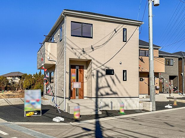 【玄関】家の顔となる玄関は、高いデザイン性が求められます。高級感と断熱性、防犯性に優れた玄関ドアを標準装備。ピッキング対策のセキュリティサムターン等、防犯に考慮しました。