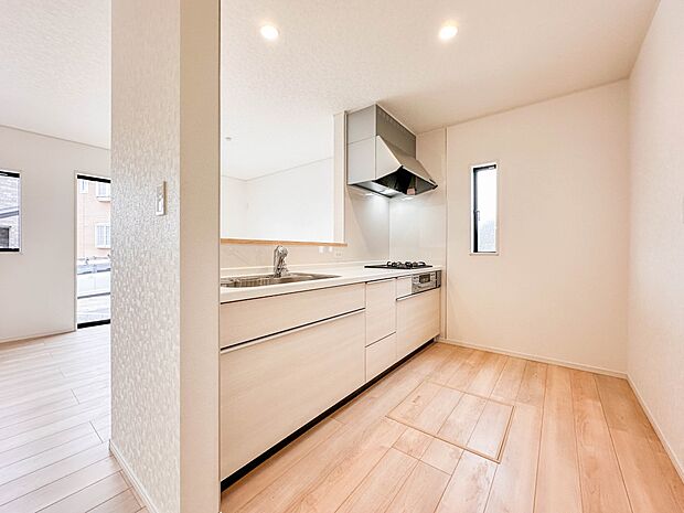 【キッチン】ナチュラルな自然光の中での調理。会話が弾む対面型キッチン。お洒落な食器類を余裕で収納できるスペース。動きやすい女性目線のキッチン動線。これからはお料理をつくる時間が劇的に変わりま…