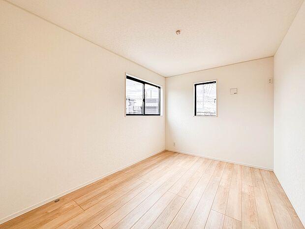 【寝室】シンプルな内装はおしゃれのポイントです。シンプルは華美より飽きがこないからです。色や模様でおしゃれ感をだす。それがシンプルイズビューティーです。