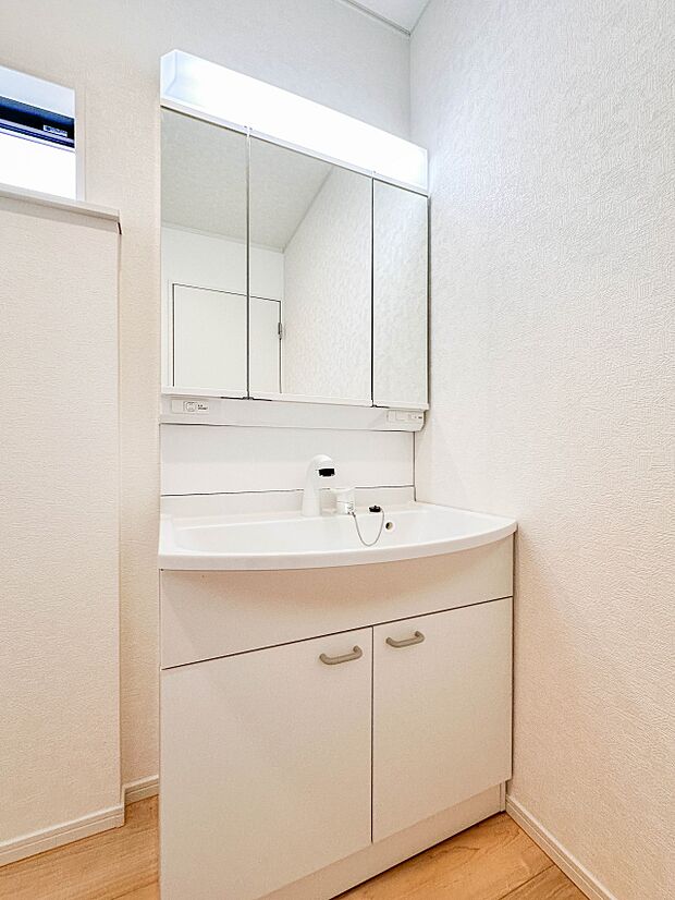 【洗面台】 十分な大きさの洗面台は、身だしなみチェックや歯磨きなど、朝の慌ただしい時間でもホテルライクなスペースで余裕とゆとりを感じて頂けます。