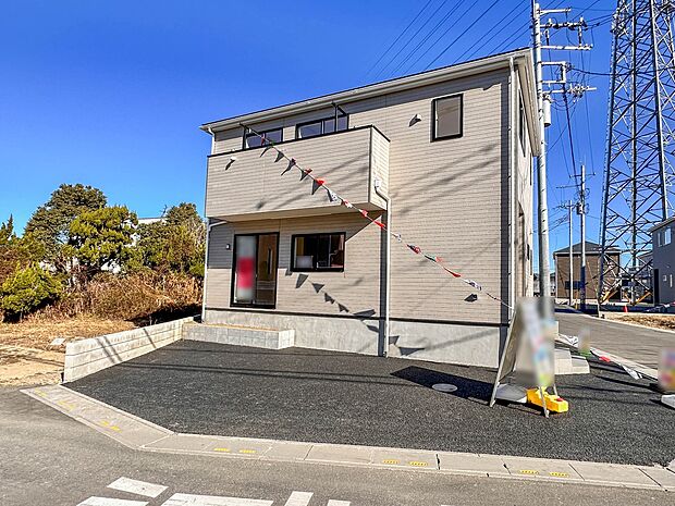 【前面道路】車の通行が少ないので、静かな住環境を維持することができます。