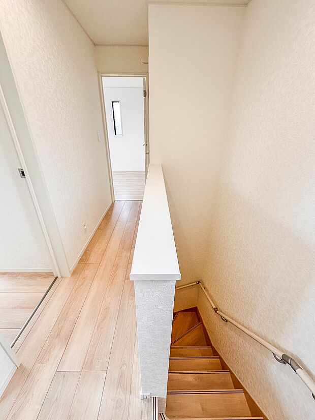 【手すり付階段】手すりがないと階段の昇り降りで危険なことはもちろん、壁に手をつきながら歩くことで壁紙が汚れやすくなります。すべての方に快適に昇り降りしていただくため、手すりを設置しました。
