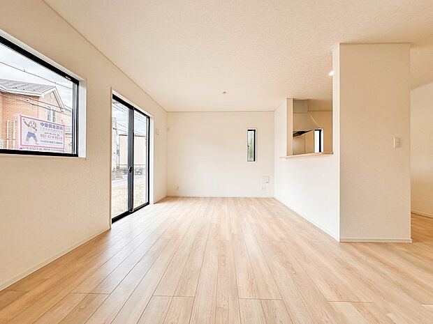 【ダイニングキッチン】会話でホッとコミュニケーションできるリビング。料理でホッとハピネスになるキッチンなど。人をホッとさせる最新設備・仕様を採用しています。