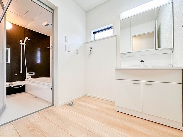 【脱衣所】洗面所は小さなプライベートスペース。歯磨き、洗顔と毎日施す個人空間。