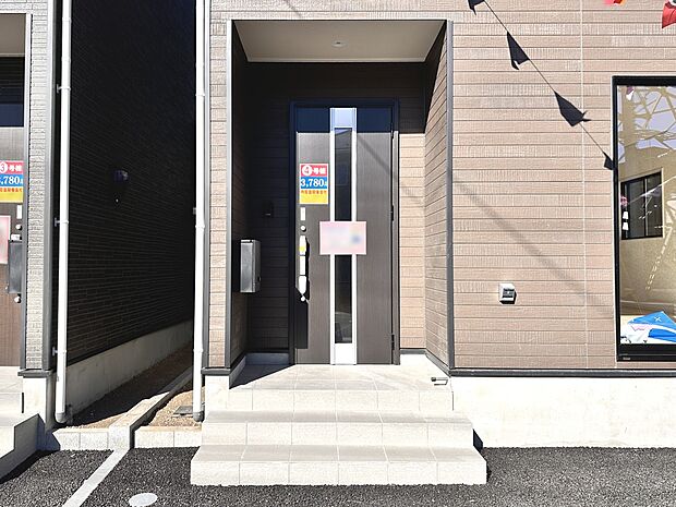 【玄関】家の顔となる玄関は、高いデザイン性が求められます。高級感と断熱性、防犯性に優れた玄関ドアを標準装備。ピッキング対策のセキュリティサムターン等、防犯に考慮しました。