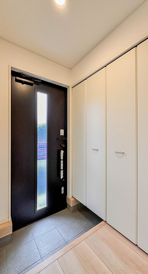 【玄関】玄関はおうちの顔と言われます。玄関アプローチは、外観デザインの印象を左右します。ご家族の個性を出しながら、素敵な玄関でお客様をお迎えしてください。