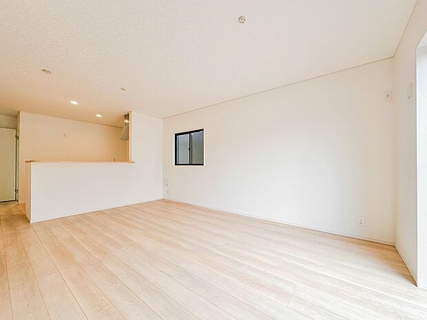 【リビング】  整然とした空間演出、快適な理想の暮らしの実現は家のみの拘りではなく、そこで暮らす方々にとって素敵な環境であることも挙げられると思います。四季折々の変化が奏でる鼓動を楽しんで下…
