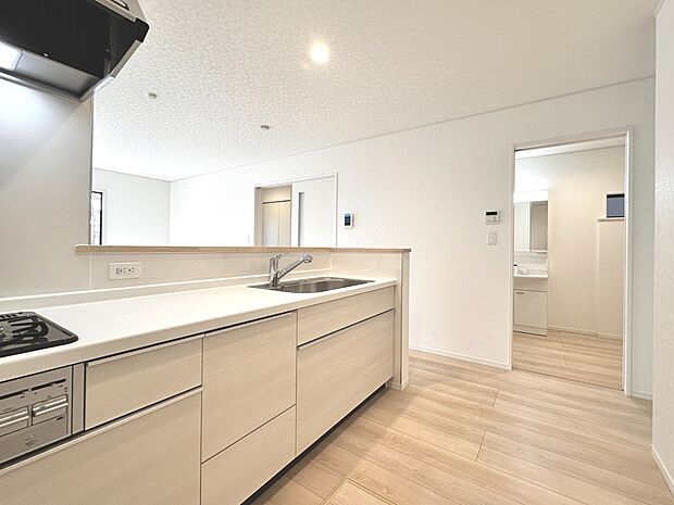 【キッチン】ナチュラルな自然光の中での調理。会話が弾む対面型キッチン。お洒落な食器類を余裕で収納できるスペース。動きやすい女性目線のキッチン動線。これからはお料理をつくる時間が劇的に変わりま…