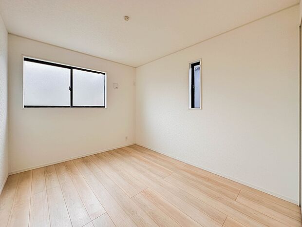 【子供部屋】お子様のお部屋にぴったりなクロークを備えたフローリング仕様の洋室です。