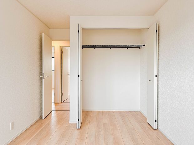 【WIC(ウォークインクローゼット)】 たくさんの洋服をかけてもシワになりにくいウォークインクローゼット。洋服以外にも、普段使わない家電やスーツケース、ストック品など何でも片付く嬉しい空間…