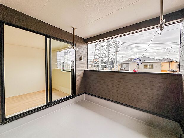 【バルコニー】  バルコニーから差し込む陽光・通風は、住環境・快適性と共に有り続ける貴重な「財産」です。