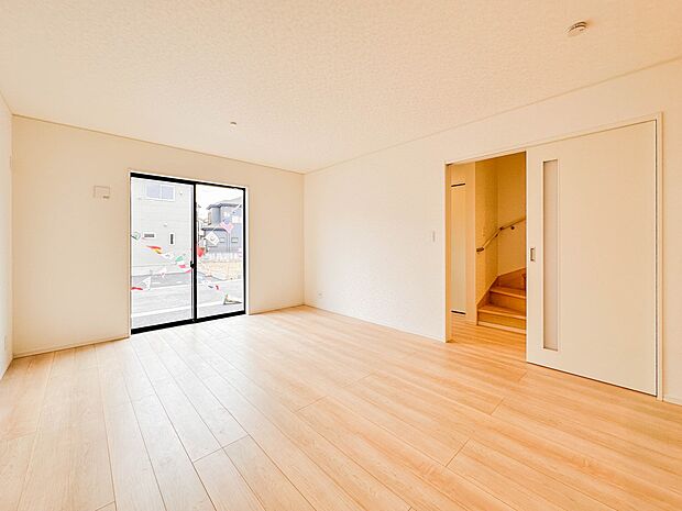 【リビングダイニング】シンプルなデザインの家は風情がある。住む人のこだわりを感じる。外観も内装もいたってシンプル。居心地がよく、家事や趣味、子育てなどにも集中できる。家も人間も熟成するほどシ…