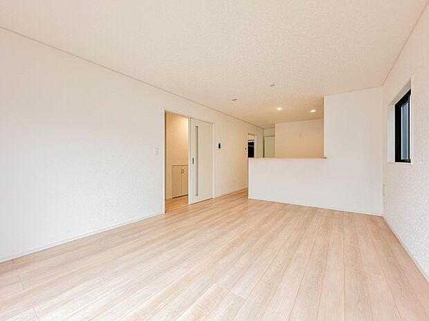 【リビングダイニング】リビングにいるお子様と会話をしながら家事ができるカウンターキッチン。いま手があいているか、忙しそうなのか相手の様子を伺いながらコミュニケーションをとる訓練にもなります。…