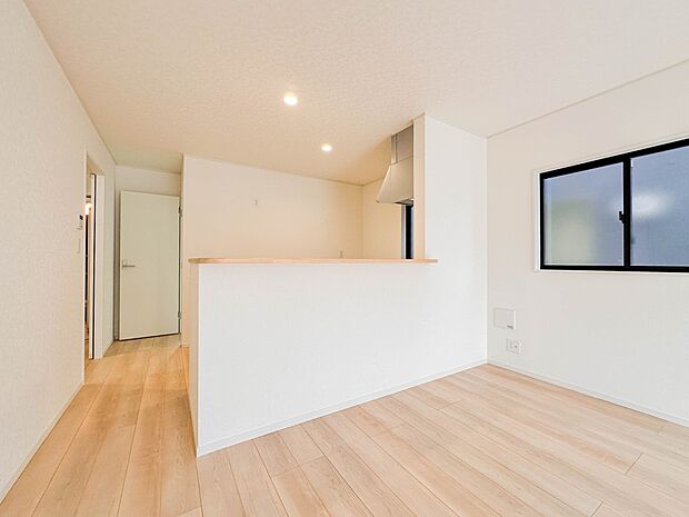 【ダイニングキッチン】会話でホッとコミュニケーションできるリビング。料理でホッとハピネスになるキッチンなど。人をホッとさせる最新設備・仕様を採用しています。