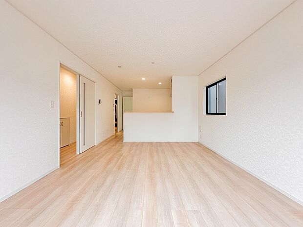 【ダイニング】忙しい朝でも家族揃って食事をしたいゆとりあるダイニングスペース。