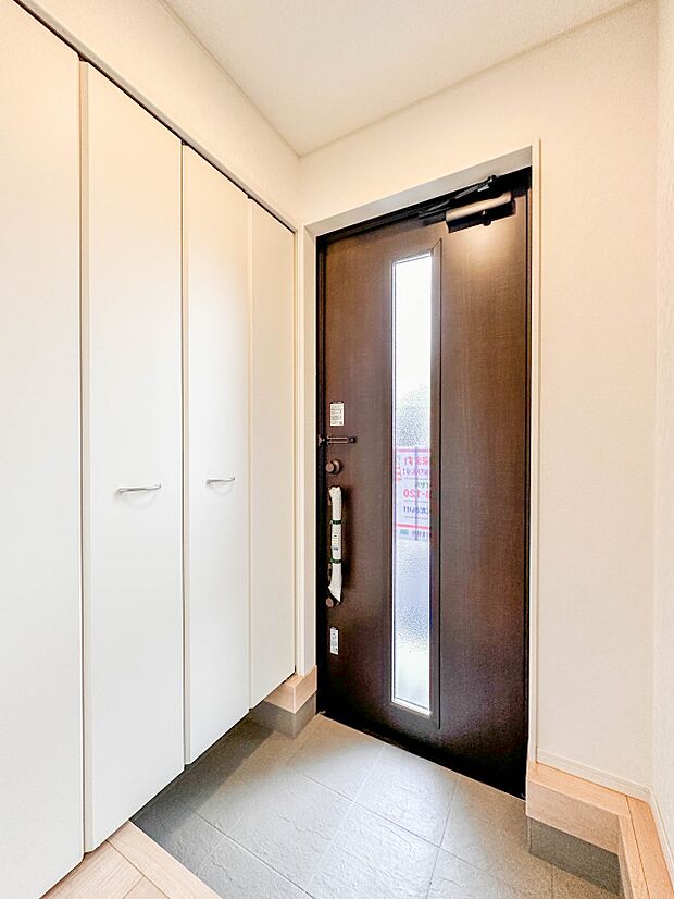 【玄関】玄関はおうちの顔と言われます。玄関アプローチは、外観デザインの印象を左右します。ご家族の個性を出しながら、素敵な玄関でお客様をお迎えしてください。