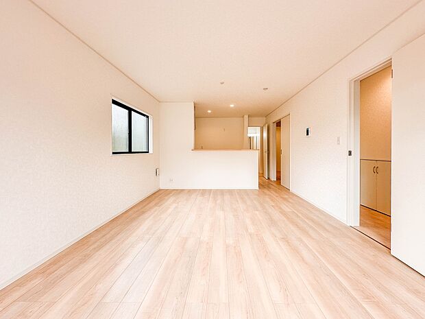 【リビング】  整然とした空間演出、快適な理想の暮らしの実現は家のみの拘りではなく、そこで暮らす方々にとって素敵な環境であることも挙げられると思います。四季折々の変化が奏でる鼓動を楽しんで下…