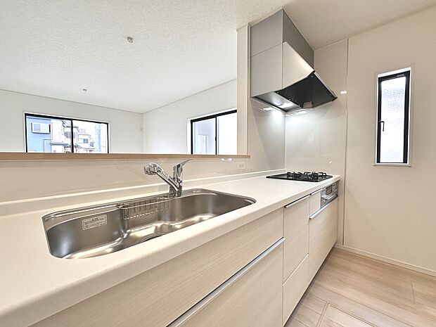 【キッチン】ナチュラルな自然光の中での調理。会話が弾む対面型キッチン。お洒落な食器類を余裕で収納できるスペース。動きやすい女性目線のキッチン動線。これからはお料理をつくる時間が劇的に変わりま…