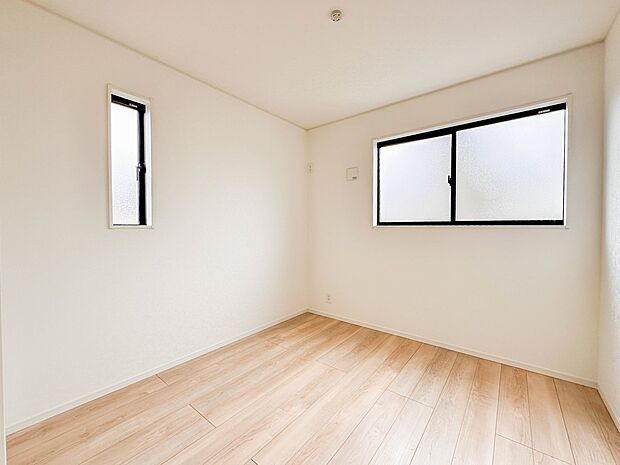 【寝室】シンプルな内装はおしゃれのポイントです。シンプルは華美より飽きがこないからです。色や模様でおしゃれ感をだす。それがシンプルイズビューティーです。