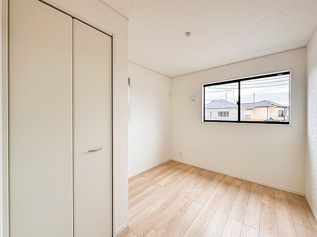 【子供部屋】お子様のお部屋にぴったりなクロークを備えたフローリング仕様の洋室です。