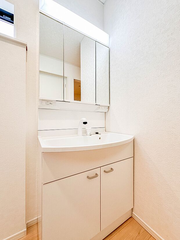 【洗面台】 十分な大きさの洗面台は、身だしなみチェックや歯磨きなど、朝の慌ただしい時間でもホテルライクなスペースで余裕とゆとりを感じて頂けます。