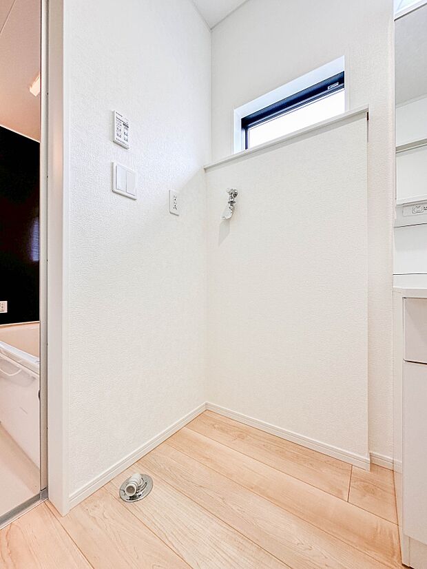 【ランドリースペース】毎日使う洗濯機。しっかりと奥行きのある置き場が確保されています。
