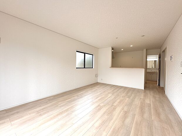 【リビングダイニング】シンプルなデザインの家は風情がある。住む人のこだわりを感じる。外観も内装もいたってシンプル。居心地がよく、家事や趣味、子育てなどにも集中できる。家も人間も熟成するほどシ…