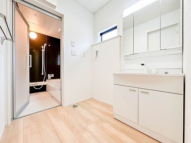 【脱衣所】洗面所は小さなプライベートスペース。歯磨き、洗顔と毎日施す個人空間。