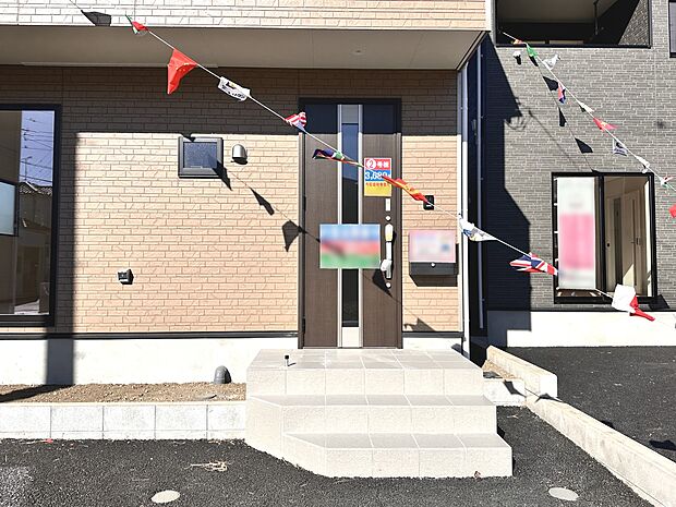 【玄関】家の顔となる玄関は、高いデザイン性が求められます。高級感と断熱性、防犯性に優れた玄関ドアを標準装備。ピッキング対策のセキュリティサムターン等、防犯に考慮しました。