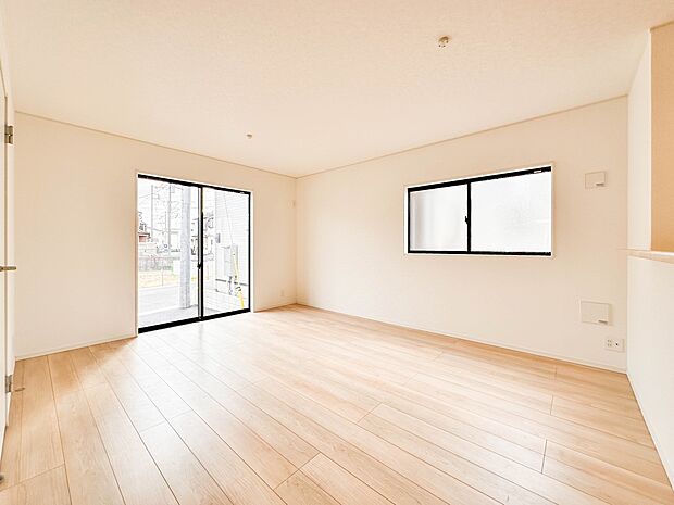 【リビング】  整然とした空間演出、快適な理想の暮らしの実現は家のみの拘りではなく、そこで暮らす方々にとって素敵な環境であることも挙げられると思います。四季折々の変化が奏でる鼓動を楽しんで下…