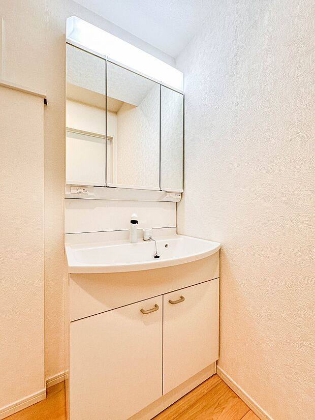 【洗面台】 十分な大きさの洗面台は、身だしなみチェックや歯磨きなど、朝の慌ただしい時間でもホテルライクなスペースで余裕とゆとりを感じて頂けます。