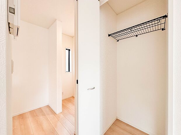 【WIC(ウォークインクローゼット)】 たくさんの洋服をかけてもシワになりにくいウォークインクローゼット。洋服以外にも、普段使わない家電やスーツケース、ストック品など何でも片付く嬉しい空間…