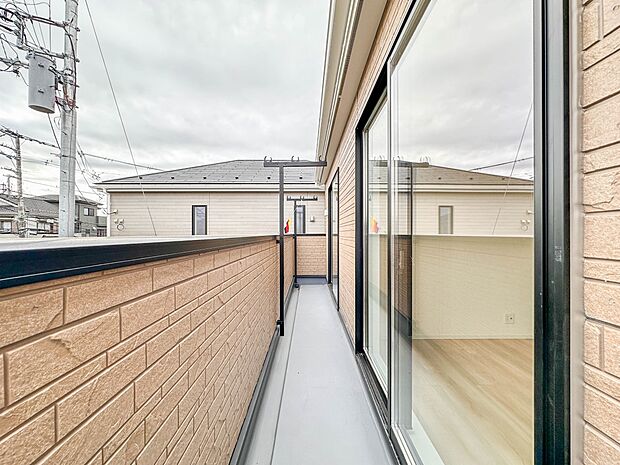 【バルコニー】  バルコニーから差し込む陽光・通風は、住環境・快適性と共に有り続ける貴重な「財産」です。