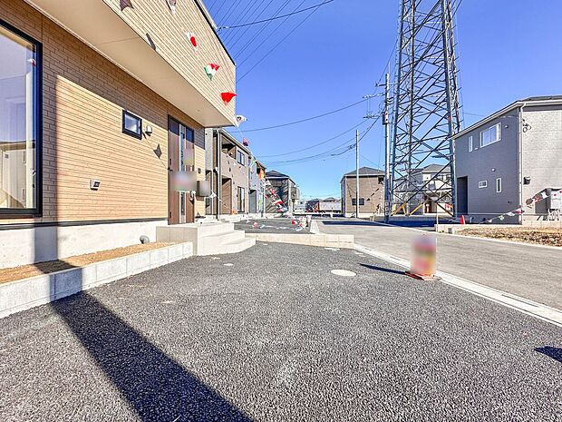 【駐車場】毎日の生活にマイカーが必須という方は、購入を検討する際、駐車場があることは大事な条件です。毎日の通勤や家族の送迎、買い物やお出かけなどクルマのある暮らしを満喫したい方は要チェック。…