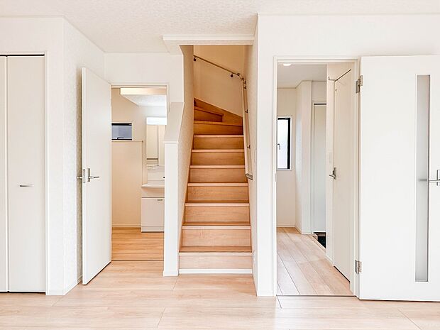 【手すり付階段】手すりがないと階段の昇り降りで危険なことはもちろん、壁に手をつきながら歩くことで壁紙が汚れやすくなります。すべての方に快適に昇り降りしていただくため、手すりを設置しました。