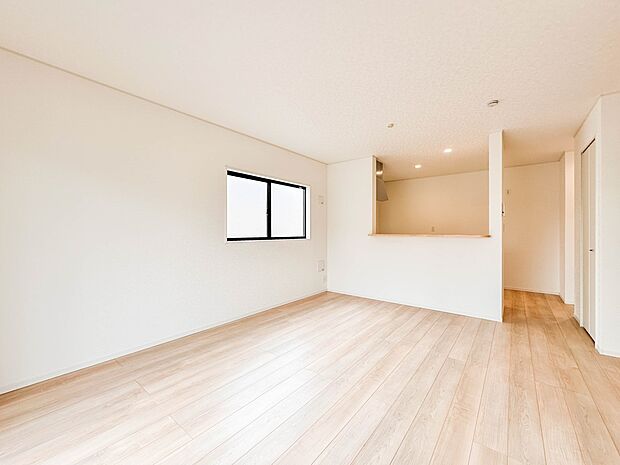 【ダイニング】忙しい朝でも家族揃って食事をしたいゆとりあるダイニングスペース。