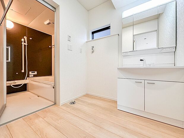 【脱衣所】洗面所は小さなプライベートスペース。歯磨き、洗顔と毎日施す個人空間。