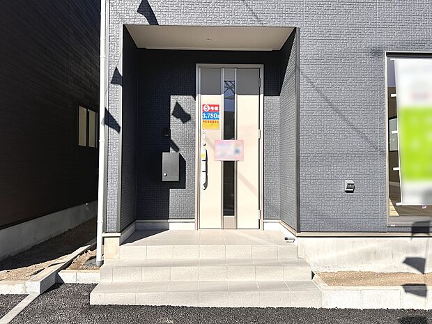 【玄関】家の顔となる玄関は、高いデザイン性が求められます。高級感と断熱性、防犯性に優れた玄関ドアを標準装備。ピッキング対策のセキュリティサムターン等、防犯に考慮しました。