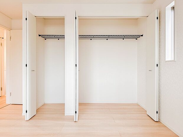 【WIC（ウォークインクローゼット）】  たくさんの洋服をかけてもシワになりにくいウォークインクローゼット。洋服以外にも、普段使わない家電やスーツケース、ストック品など何でも片付く嬉しい空間…