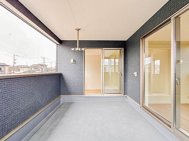 【バルコニー】 バルコニーから差し込む陽光・通風は、住環境・快適性と共に有り続ける貴重な「財産」です。