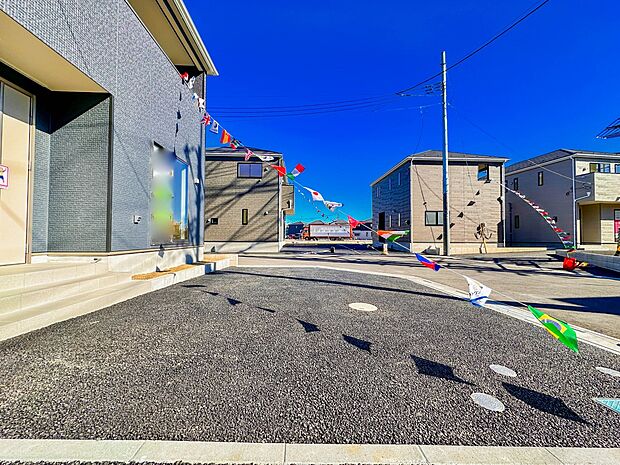 【駐車場】毎日の生活にマイカーが必須という方は、購入を検討する際、駐車場があることは大事な条件です。毎日の通勤や家族の送迎、買い物やお出かけなどクルマのある暮らしを満喫したい方は要チェック。…