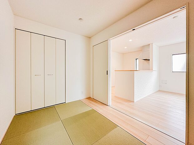 【和室】 畳には音を吸収する作用があるので、元気いっぱいのお子さんの遊び場所として、最適な空間となるでしょう。また、クッション性があるのでお子さんが転んでケガをするリスクを軽減してくれます…