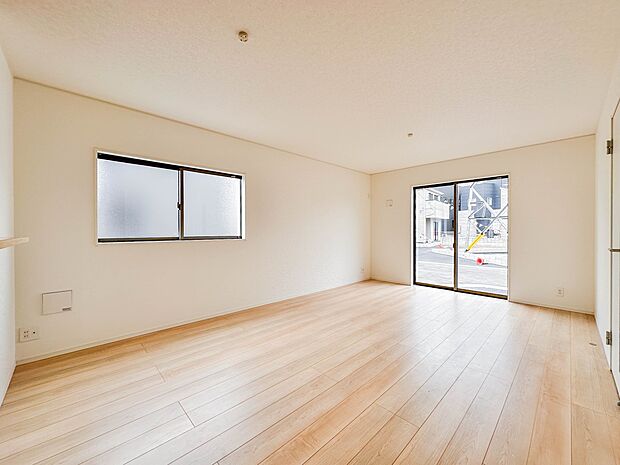 【リビングダイニング】シンプルなデザインの家は風情がある。住む人のこだわりを感じる。外観も内装もいたってシンプル。居心地がよく、家事や趣味、子育てなどにも集中できる。家も人間も熟成するほどシ…