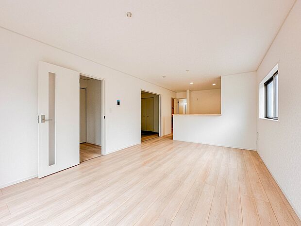 【リビングダイニング】リビングにいるお子様と会話をしながら家事ができるカウンターキッチン。いま手があいているか、忙しそうなのか相手の様子を伺いながらコミュニケーションをとる訓練にもなります。…