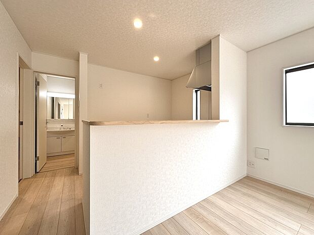 【ダイニングキッチン】会話でホッとコミュニケーションできるリビング。料理でホッとハピネスになるキッチンなど。人をホッとさせる最新設備・仕様を採用しています。