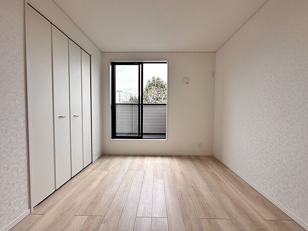 【洋室】お子様のお部屋にぴったりなクロークを備えたフローリング仕様の洋室です。