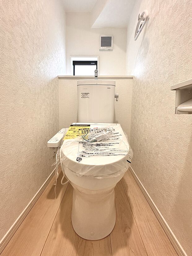【トイレ】トイレ・ウォシュレット付。快適で衛生的な洗浄機能付温水シャワートイレです。